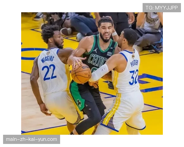 凯尔特人进攻体系五外站位拉开空间，双探花突破结合高位策应